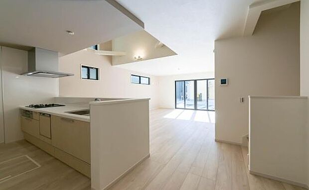 「全体を見渡せる安心感」家族の会話が弾む奥様に人気の高いカウンターキッチン、料理しながらお子様の様子の確認ができ移動しやすい広いキッチンスペースです。