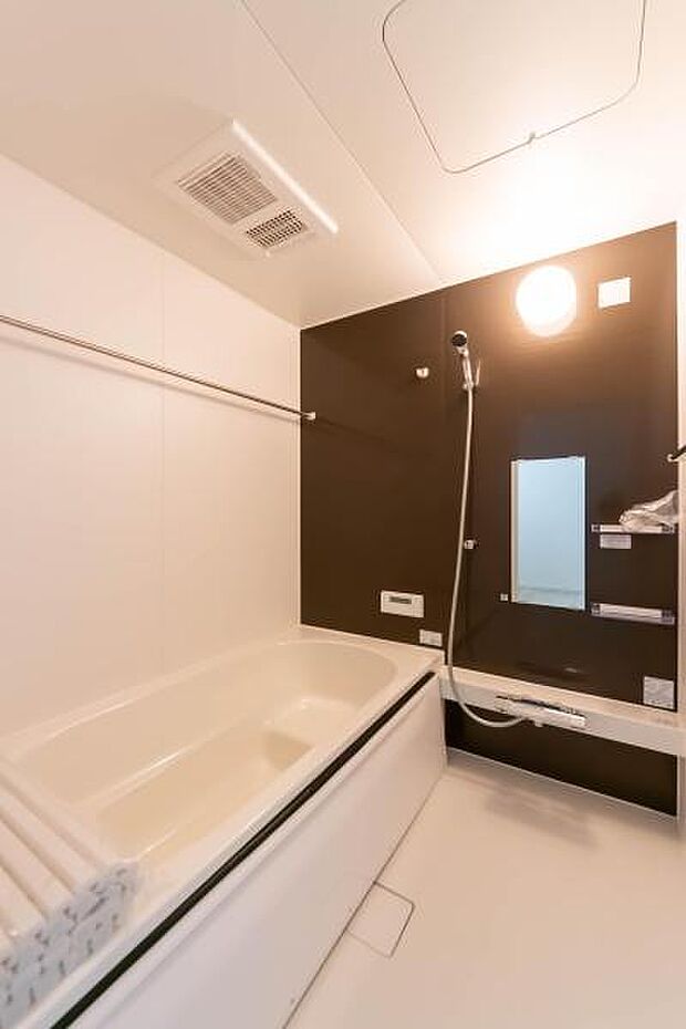 「疲れを癒す空間」広々とした雰囲気の良いバスルーム。お子様と一緒にお風呂に入る楽しみ、思い出の一ページが刻まれる大切な瞬間