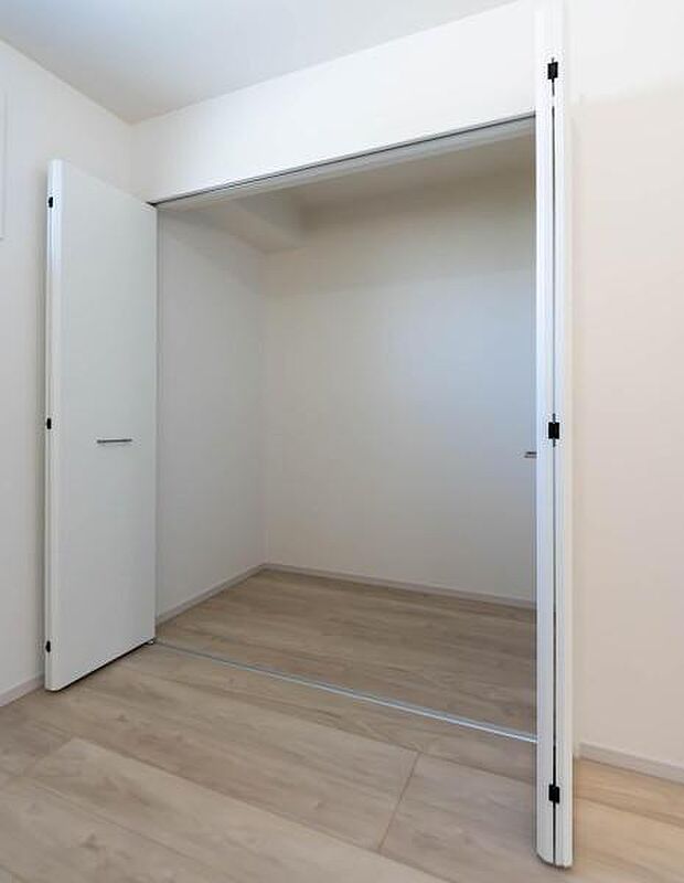 天井まで伸びる収納嬉しい収納力の高いクローゼット付き。天井付近までしっかりと収納ができる使い勝手の良いクローゼット。