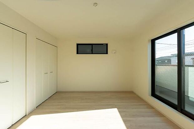 「陽の恵み」 爽やかな陽ざしを感じられる日当たりの良い洋室早起き爽やか、元気な一日に大切な陽の恵み