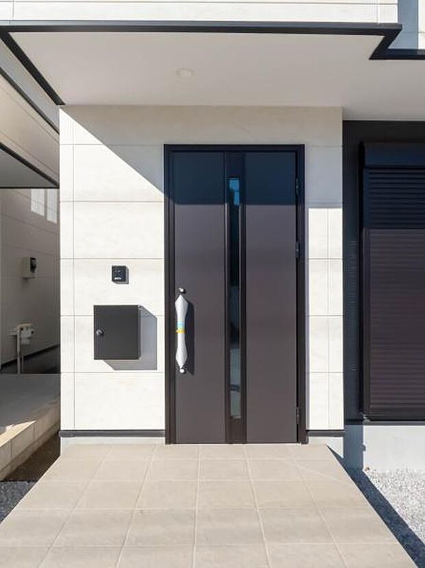 「おかえり」と「いってらっしゃい」を優しく包み込む、明るく広々とした玄関。家族の毎日が、ここから気持ちよく始まります。