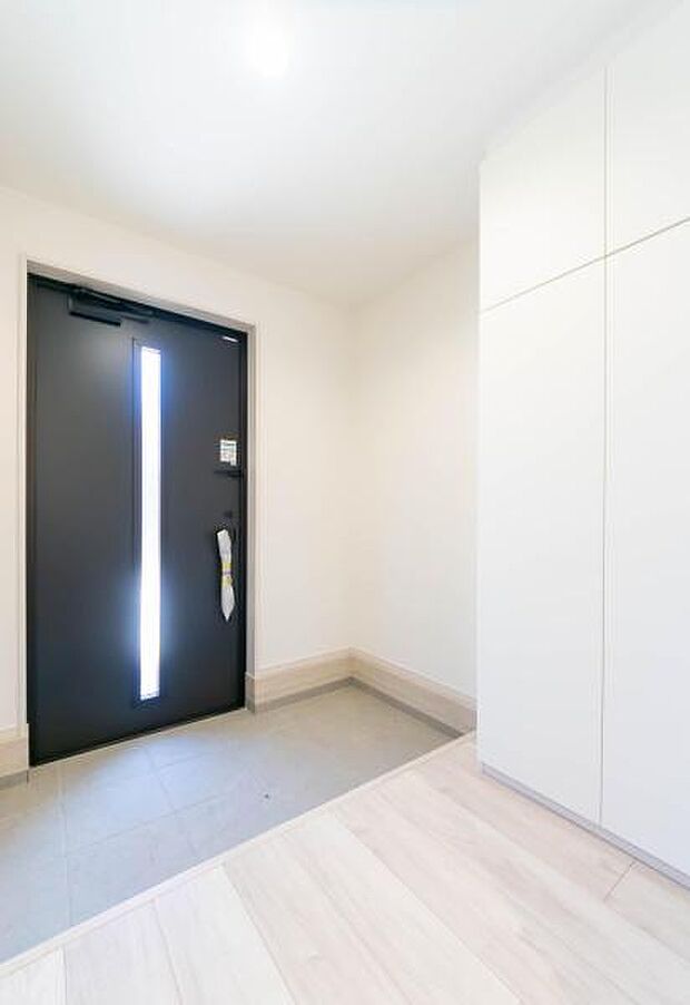 「おかえり」と「いってらっしゃい」を優しく包み込む、明るく広々とした玄関。家族の毎日が、ここから気持ちよく始まります。