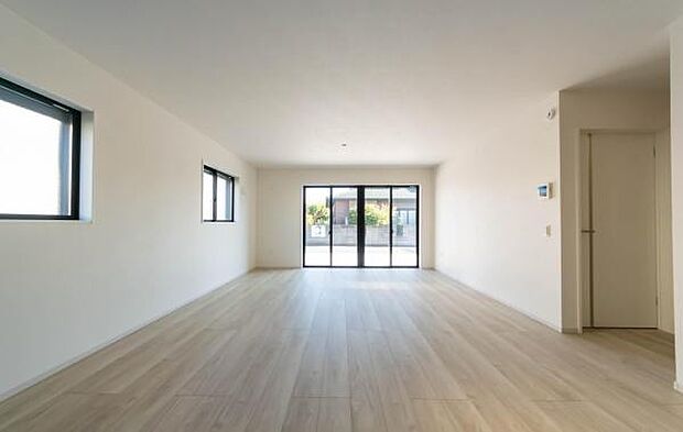 上質なインテリアが映えるシンプルモダンなリビング。隣接するダイニングとの一体感も魅力。(本画像はCGにて家具等を配置しております。実際に家具等はおかれておりません。)