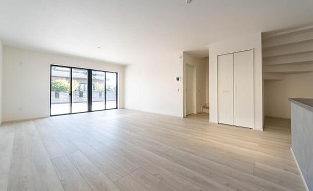 「家族が大好きなリビング」みんなが集まる広いリビング。みんなが大好きなリビングで家族団らん。みんなが集まるからこそ、一層の開放感を手にする素敵な住まい。