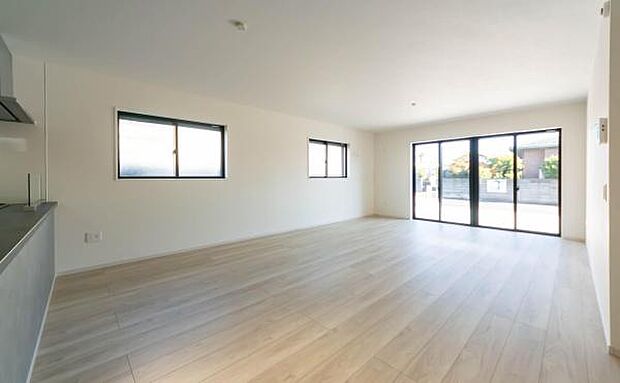 上質なインテリアが映えるシンプルモダンなリビング。隣接するダイニングとの一体感も魅力。(本画像はCGにて家具等を配置しております。実際に家具等はおかれておりません。)