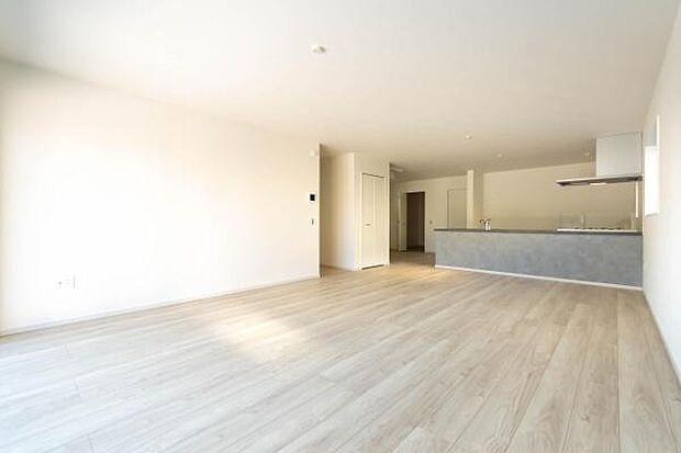 「家族が大好きなリビング」みんなが集まる広いリビング。みんなが大好きなリビングで家族団らん。みんなが集まるからこそ、一層の開放感を手にする素敵な住まい。