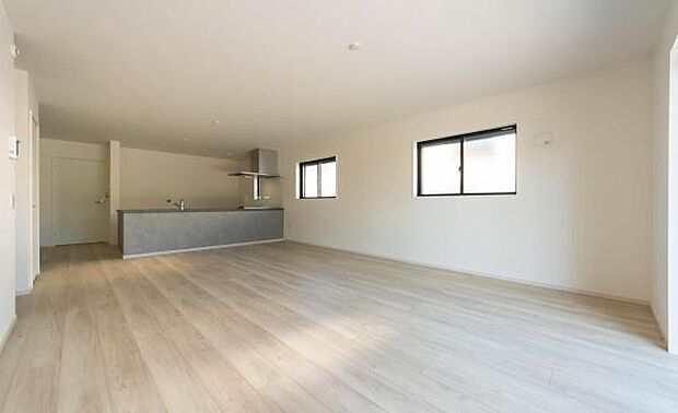 上質なインテリアが映えるシンプルモダンなリビング。隣接するダイニングとの一体感も魅力。(本画像はCGにて家具等を配置しております。実際に家具等はおかれておりません。)