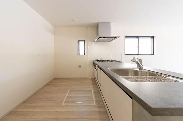 「全体を見渡せる安心感」家族の会話が弾む奥様に人気の高いカウンターキッチン、料理しながらお子様の様子の確認ができ移動しやすい広いキッチンスペースです。