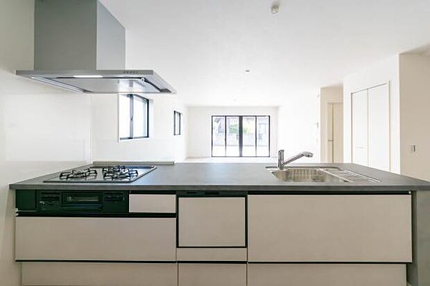 「全体を見渡せる安心感」家族の会話が弾む奥様に人気の高いカウンターキッチン、料理しながらお子様の様子の確認ができ移動しやすい広いキッチンスペースです。