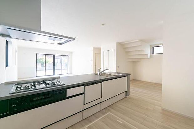 「全体を見渡せる安心感」家族の会話が弾む奥様に人気の高いカウンターキッチン、料理しながらお子様の様子の確認ができ移動しやすい広いキッチンスペースです。