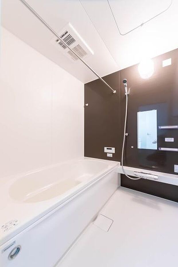 一日の疲れを癒す、広々としたバスルーム。モダンなデザイン空間で、至福のバスタイムを。
