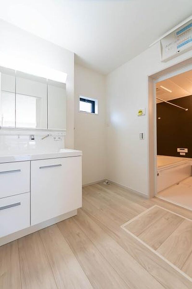 広々とした空間と大容量の壁面収納。家族みんなの「あったらいいな」を叶える洗面室です。