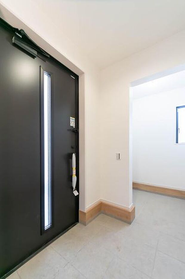 「おかえり」と「いってらっしゃい」を優しく包み込む、明るく広々とした玄関。家族の毎日が、ここから気持ちよく始まります。