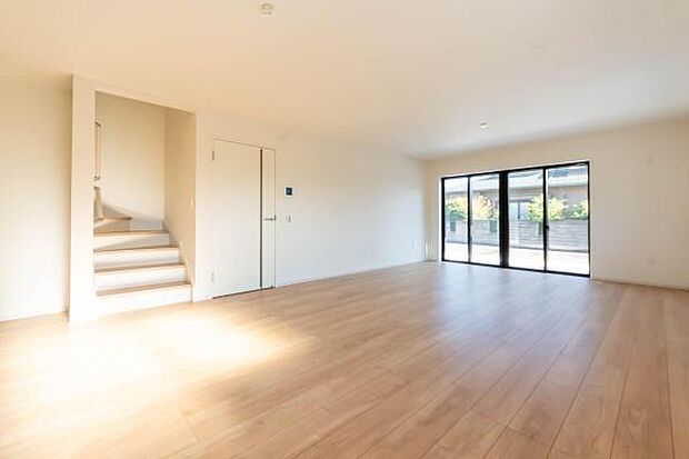 上質なインテリアが映えるシンプルモダンなリビング。隣接するダイニングとの一体感も魅力。（本画像はCGにて家具等を配置しております。実際に家具等はおかれておりません。）