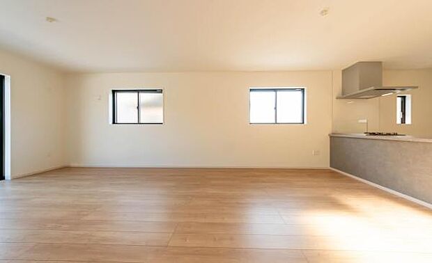 陽光が降り注ぐ開放的なリビング。どんなインテリアも映えるシンプルな内装が魅力。