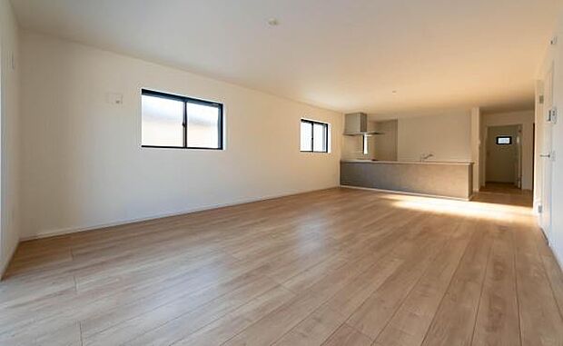 「家族が大好きなリビング」みんなが集まる広いリビング。みんなが大好きなリビングで家族団らん。みんなが集まるからこそ、一層の開放感を手にする素敵な住まい。