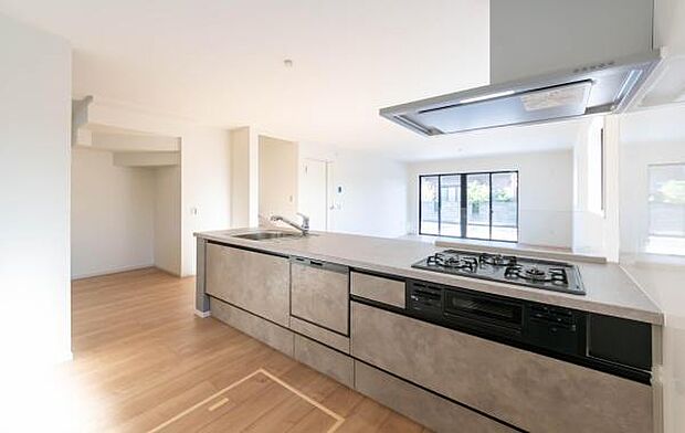 「全体を見渡せる安心感」家族の会話が弾む奥様に人気の高いカウンターキッチン、料理しながらお子様の様子の確認ができ移動しやすい広いキッチンスペースです。