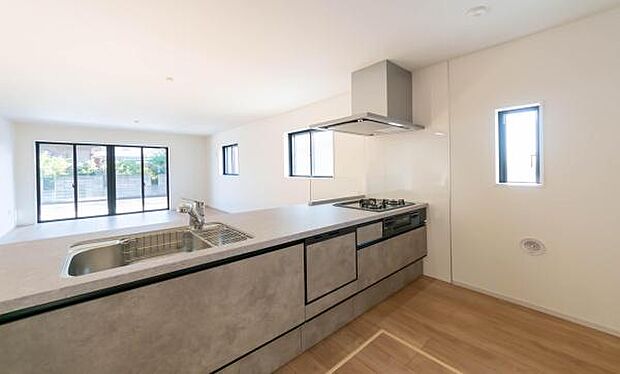 「全体を見渡せる安心感」家族の会話が弾む奥様に人気の高いカウンターキッチン、料理しながらお子様の様子の確認ができ移動しやすい広いキッチンスペースです。