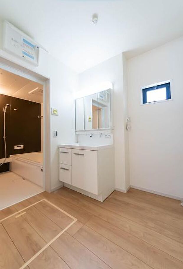 広々とした空間と大容量の壁面収納。家族みんなの「あったらいいな」を叶える洗面室です。