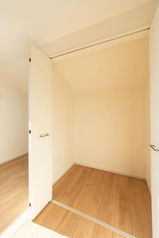 家族の荷物をすっきり収納する秘密基地。可変性のある空間で、暮らしの可能性を広げる納戸付き。