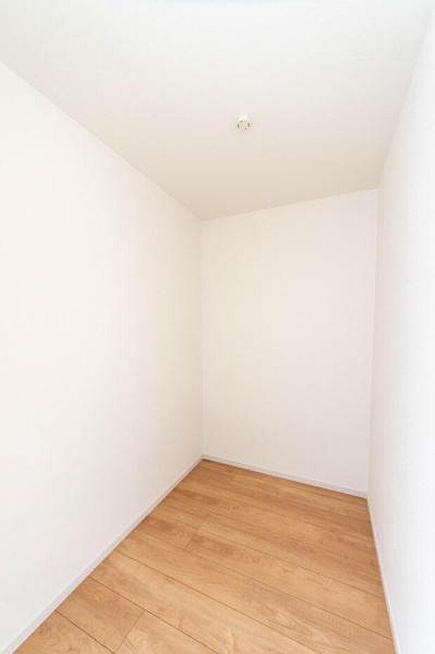 「ウォークインクローゼット収納」大きく収納量豊富なクローゼット。奥行も納得サイズのクローゼット。