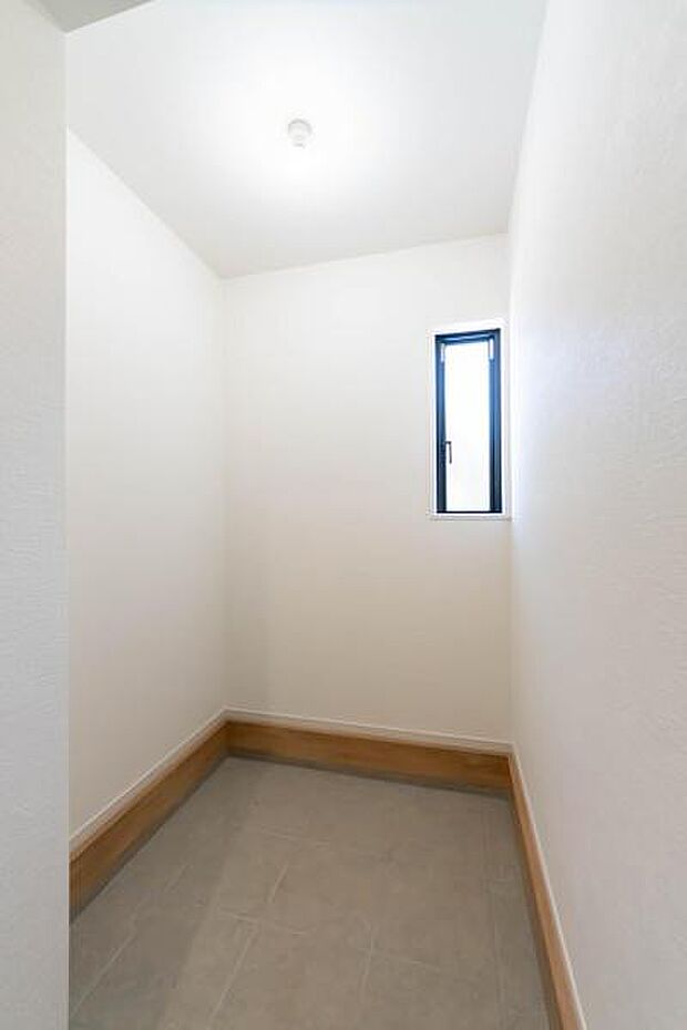 「玄関収納」あると嬉しい玄関収納。お掃除道具などの置き場に便利。