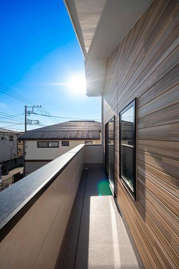 「清々しいバルコニー」広々としたバルコニーは陽当たりはもちろん、解放感や眺望も楽しめます。碧空を満喫し心が透きとおる。癒される心地よい空間。