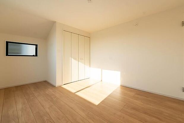 「陽の恵み」 爽やかな陽ざしを感じられる日当たりの良い洋室早起き爽やか、元気な一日に大切な陽の恵み