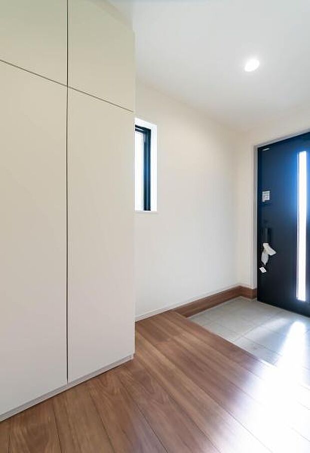 「おかえり」と「いってらっしゃい」を優しく包み込む、明るく広々とした玄関。家族の毎日が、ここから気持ちよく始まります。