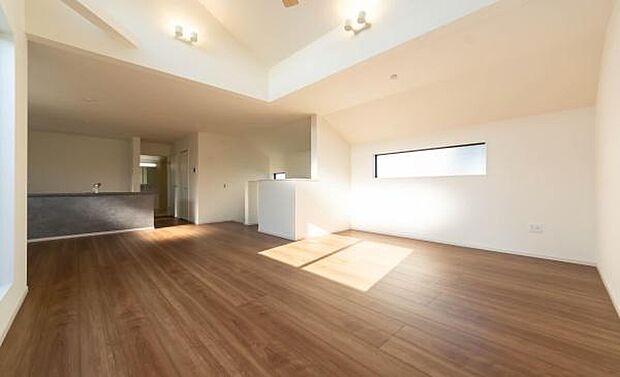 会話が弾む、広々としたLDK。デザイン性の高い空間で、ゲストを招くのが楽しみになる住まい