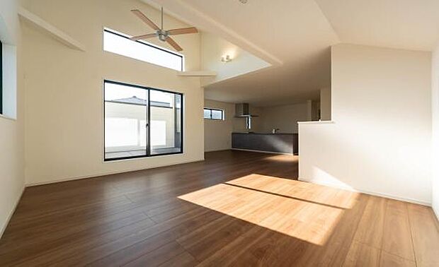 陽光が降り注ぐ開放的なリビング。どんなインテリアも映えるシンプルな内装が魅力。