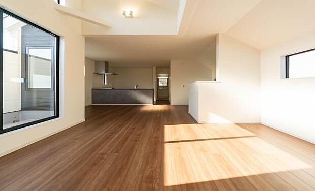 会話が弾む、広々としたLDK。デザイン性の高い空間で、ゲストを招くのが楽しみになる住まい