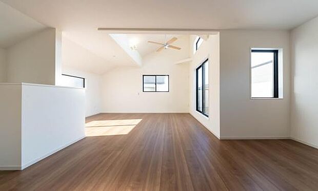 陽光が降り注ぐ、広々リビング。家具の配置も自由自在な、開放感あふれる空間が魅力。