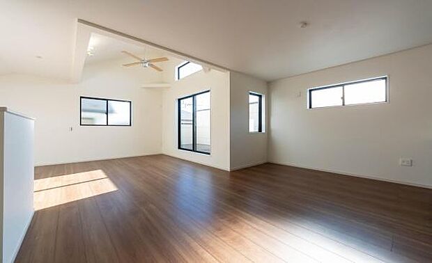 「家族が大好きなリビング」みんなが集まる広いリビング。みんなが大好きなリビングで家族団らん。みんなが集まるからこそ、一層の開放感を手にする素敵な住まい。