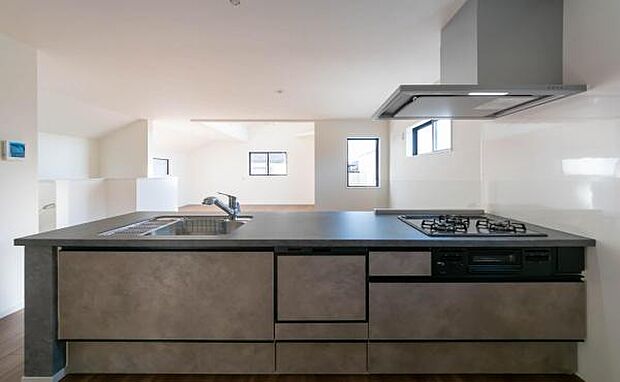 「全体を見渡せる安心感」家族の会話が弾む奥様に人気の高いカウンターキッチン、料理しながらお子様の様子の確認ができ移動しやすい広いキッチンスペースです。