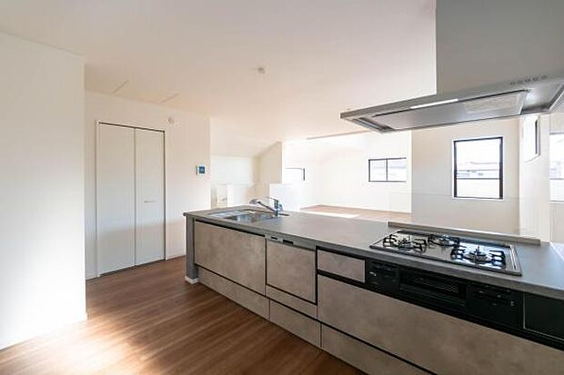 「全体を見渡せる安心感」家族の会話が弾む奥様に人気の高いカウンターキッチン、料理しながらお子様の様子の確認ができ移動しやすい広いキッチンスペースです。