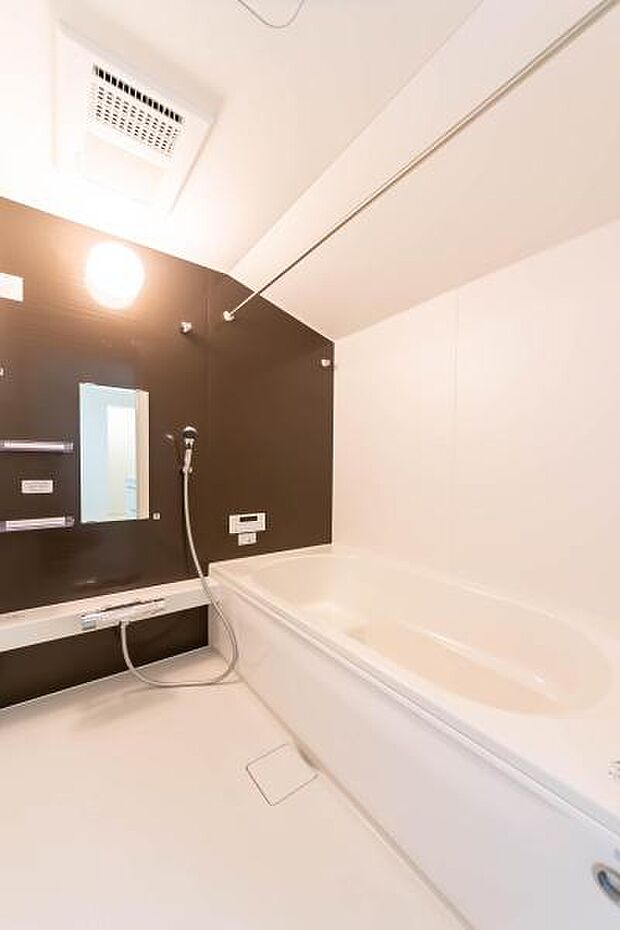 一日の疲れを癒す、広々としたバスルーム。モダンなデザイン空間で、至福のバスタイムを。