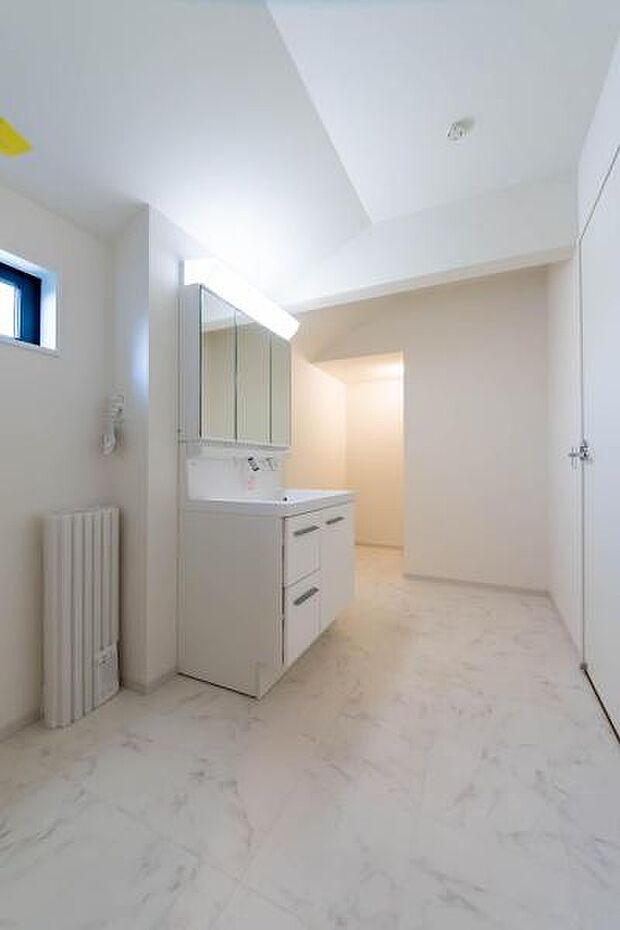 広々とした空間と大容量の壁面収納。家族みんなの「あったらいいな」を叶える洗面室です。