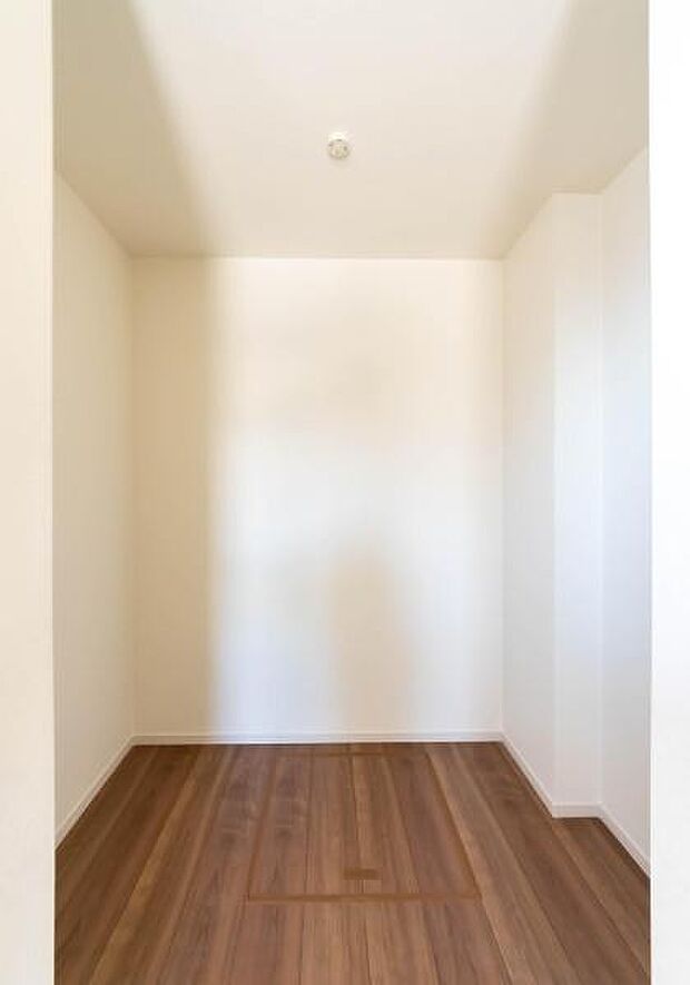 「ウォークインクローゼット収納」大きく収納量豊富なクローゼット。奥行も納得サイズのクローゼット。