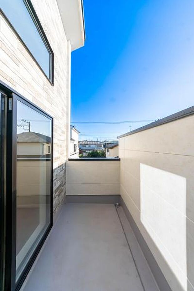 「清々しいバルコニー」広々としたバルコニーは陽当たりはもちろん、解放感や眺望も楽しめます。碧空を満喫し心が透きとおる。癒される心地よい空間。