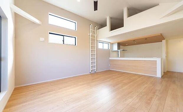 「上質な空間を」開放感と日当たりの良さに恵まれたリビング空間。上質な光は身体だけでなく心も温めてくれる。圧迫感のない空間を是非、ご堪能下さい。