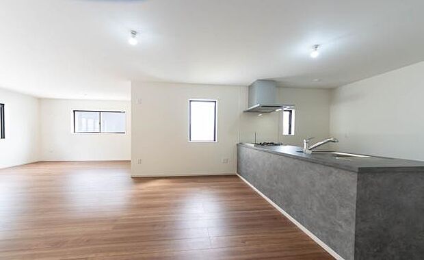 「家族が大好きなリビング」みんなが集まる広いリビング。みんなが大好きなリビングで家族団らん。みんなが集まるからこそ、一層の開放感を手にする素敵な住まい。