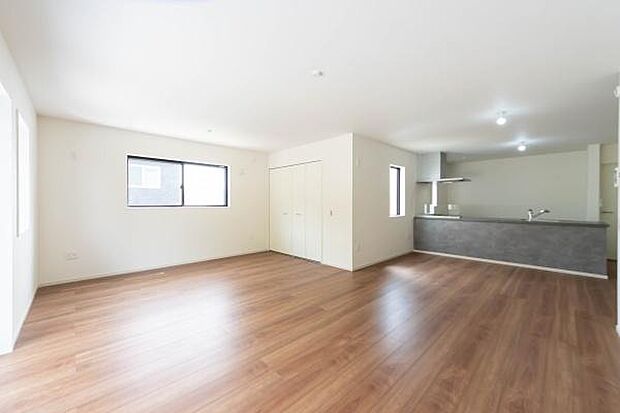 陽光が優しく包み込む広々リビング。料理中もお子様の様子を見守れる安心の距離感が、家族の笑顔が絶えない温かな毎日を育みます。