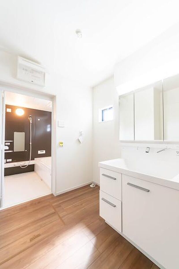 白を基調とした清潔感あふれるデザイン。小窓からの柔らかな光が室内を包み込み、毎朝の身支度を贅沢なリフレッシュタイムへと誘います。