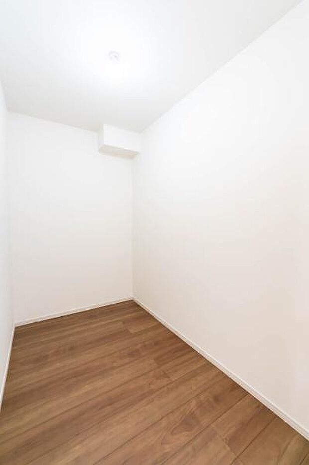 「WIC]大容量のウォークインクローゼット。季節の衣類や思い出の品もスッキリ収まり、お部屋の広さを有効に活用できます。