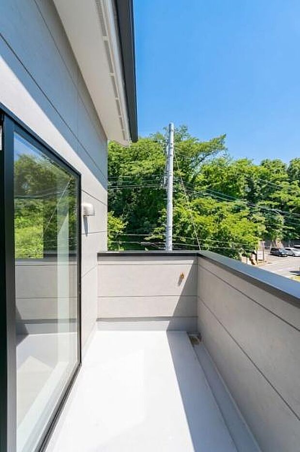 「清々しいバルコニー」広々としたバルコニーは陽当たりはもちろん、解放感や眺望も楽しめます。碧空を満喫し心が透きとおる。癒される心地よい空間。