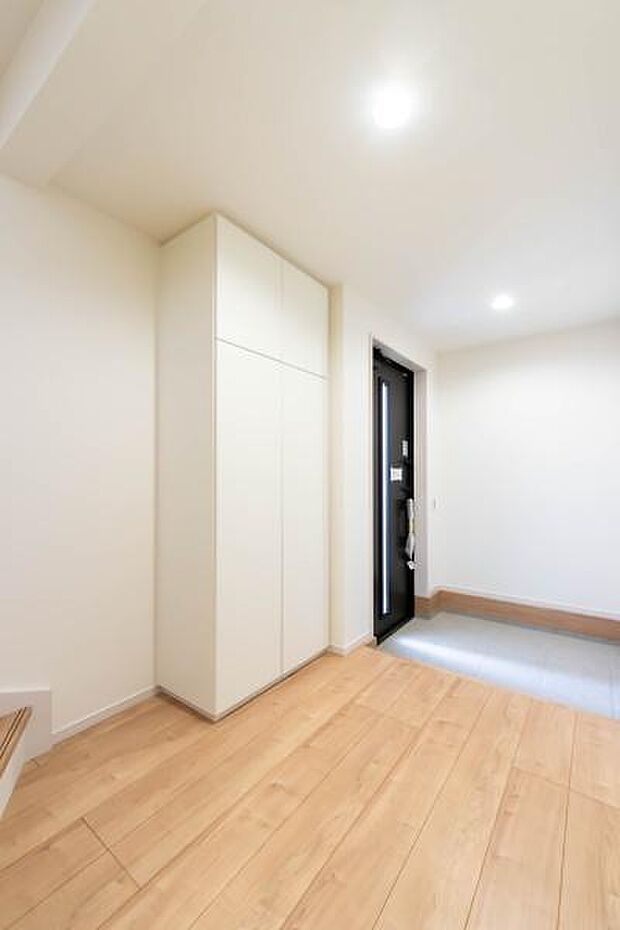 「おかえり」と「いってらっしゃい」を優しく包み込む、明るく広々とした玄関。家族の毎日が、ここから気持ちよく始まります。