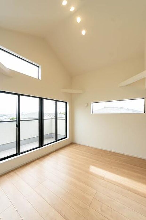 「上質な空間を」開放感と日当たりの良さに恵まれたリビング空間。