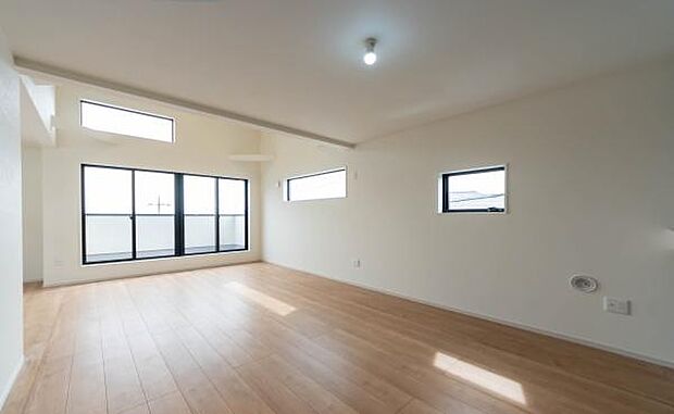 「家族が大好きなリビング」みんなが集まる広いリビング。みんなが大好きなリビングで家族団らん。みんなが集まるからこそ、一層の開放感を手にする素敵な住まい。