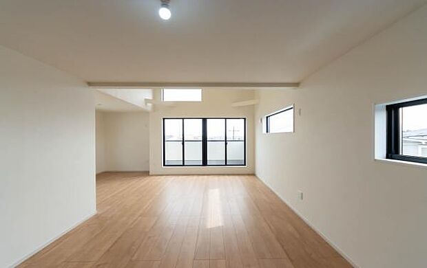 「上質な空間を」開放感と日当たりの良さに恵まれたリビング空間。